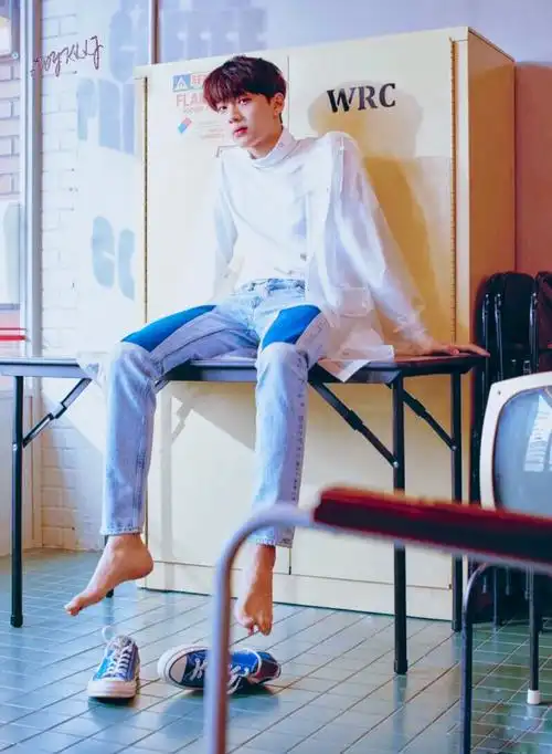 赖冠霖官方图自修 二改 肤白貌美 腿长脚长