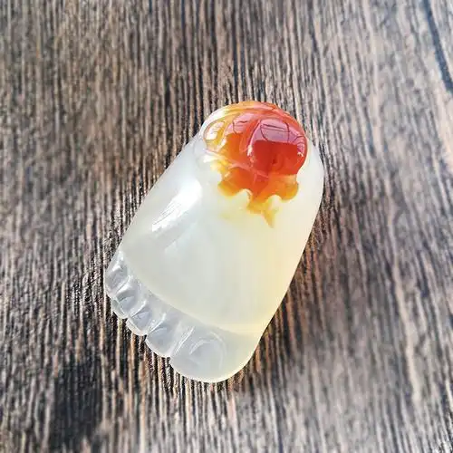 精雕冰种俏色玉髓知足常乐挂坠个性脚丫玛瑙玉石吊坠时尚礼物