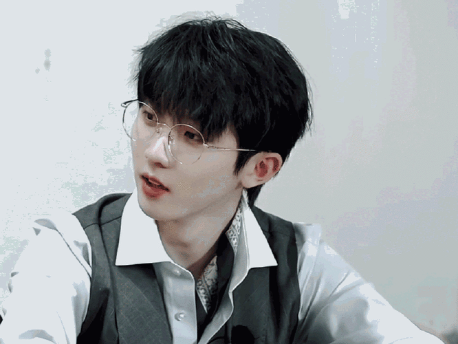 马嘉祺假哭#哦呦假哭好可爱呦这个造型也太帅了吧,马嘉祺戴眼镜yyds