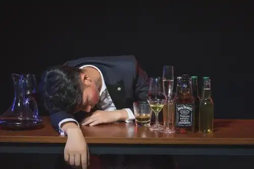 "凌晨2点,发完最后一条朋友圈,他去世了":喝酒杀死了很多人