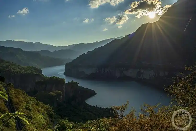 《金佛山下的青山绿水》组照十 绿水青山就是金山银山.
