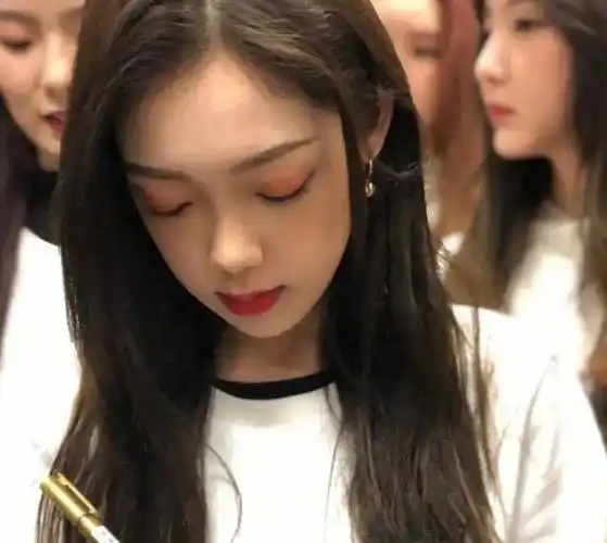 硬糖少女这一次全员出席,在扫楼的同时被不少员工包围着拍照,可见人气