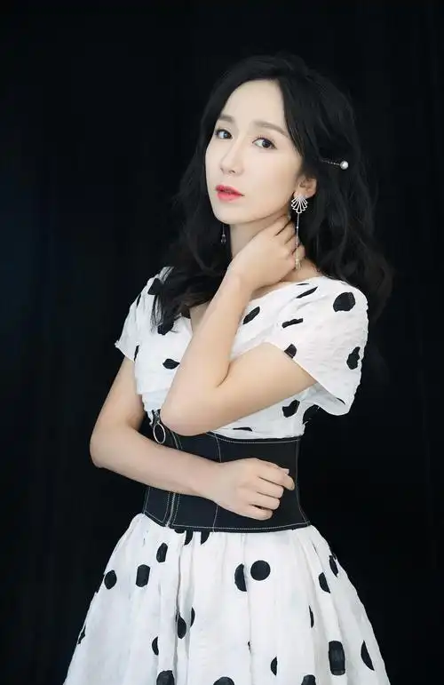 娄艺潇时尚美图,身穿一款白色圆点连衣裙靓丽清新