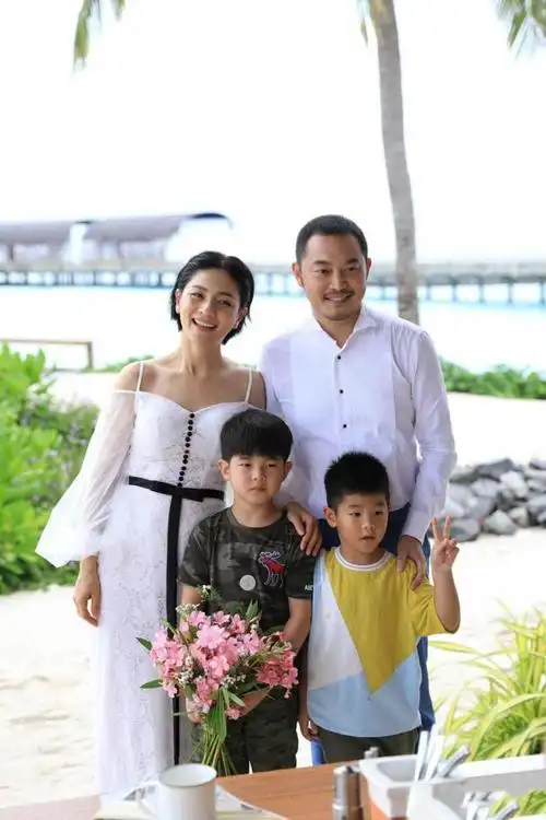 沙溢晒照为老婆庆43岁生日网友快生第三胎