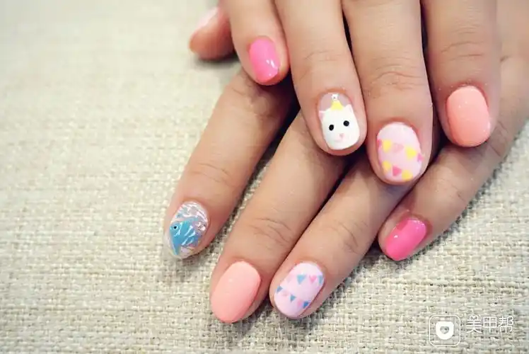 粉色可爱手绘方圆形美甲图片