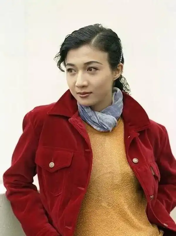 看了吴绮莉年轻时候的照片, 才明白为啥成龙会犯错