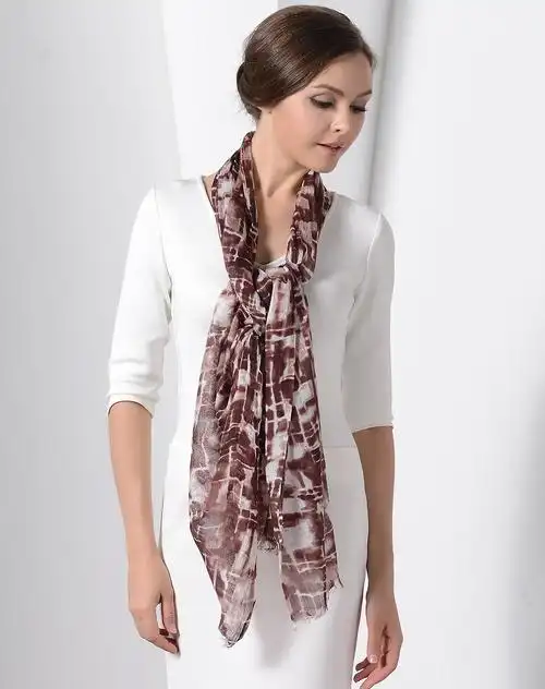 女士咖啡色时尚炫彩印图薄款围巾披肩