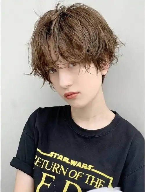 女士短发不论怎么剪,最百变时尚还是纹理烫,蓬松自然不夸张_发型_女性