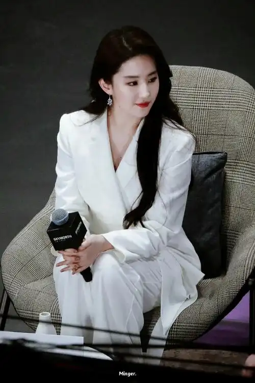 刘亦菲直播白色西装造型##刘亦菲今晚直播截图状态