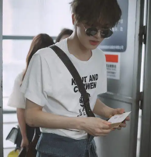 新歌,新综艺,两个组合的全国巡演,太多的行程都压在了朱正廷的身上