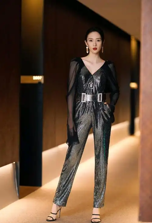 原创童瑶的穿搭又火了,穿亮片连衣裤巧用腰带来收腰,腿的长度很过分