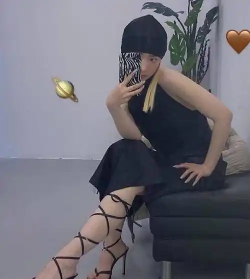 孟美岐为了美太拼,鞋带捆满一小腿,无美颜下看肤色都红到发紫了!