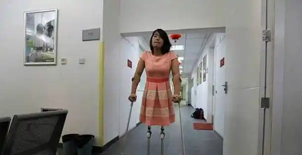 感动中国的"篮球女孩",4岁因车祸双腿截肢,如今变化令人叹服_游泳