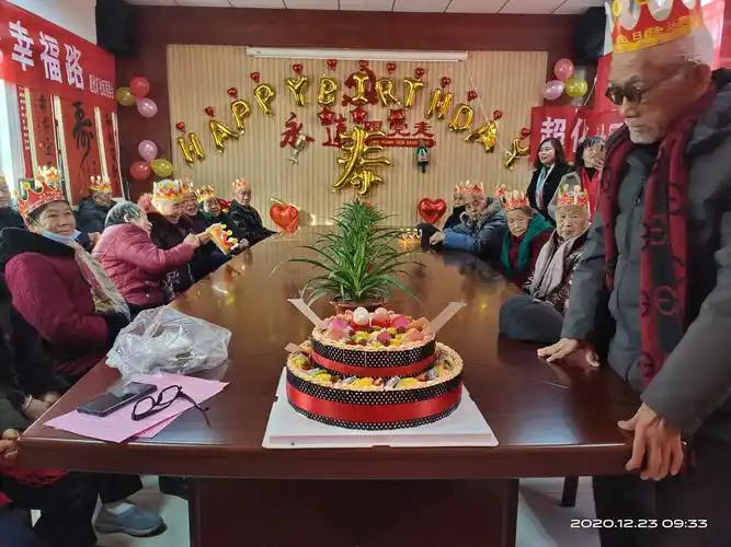 超化矿社区开展"情暖夕阳红"80岁以上老人集体生日会