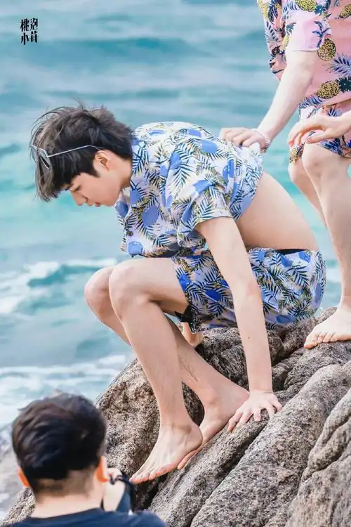 刘耀文海边自拍##马嘉祺帮刘耀文换救生衣路透