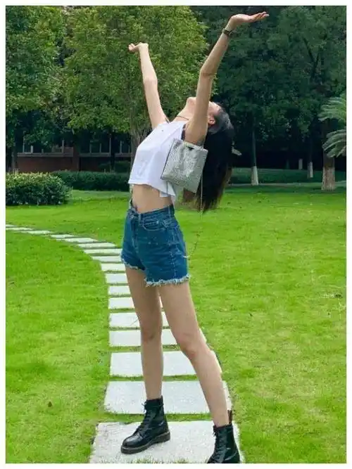 热裤下面的脚又长又细,真羡慕.