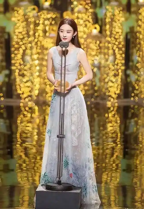 85后翘楚小花赵丽颖时尚芭莎一黑一白造型,尽显优雅,端庄,大气