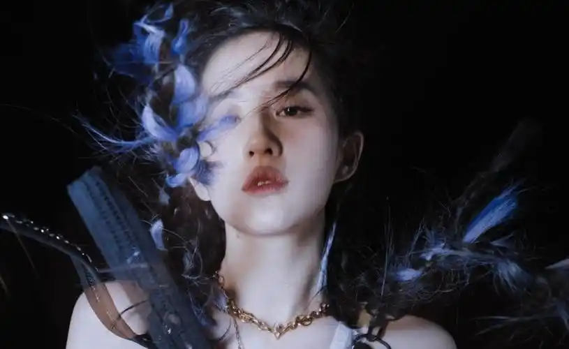 刘亦菲杂志造型再创新,紫色鱼骨辫颜值逆天,满满少女感