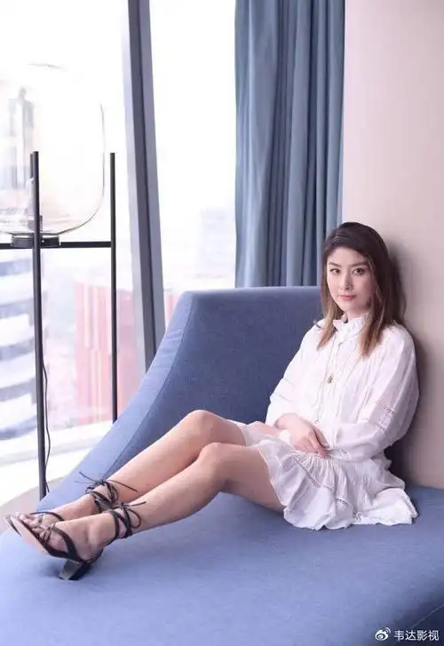 陈慧琳在少女时代就表现出了出众的音乐天赋,开始了她的音乐生涯.