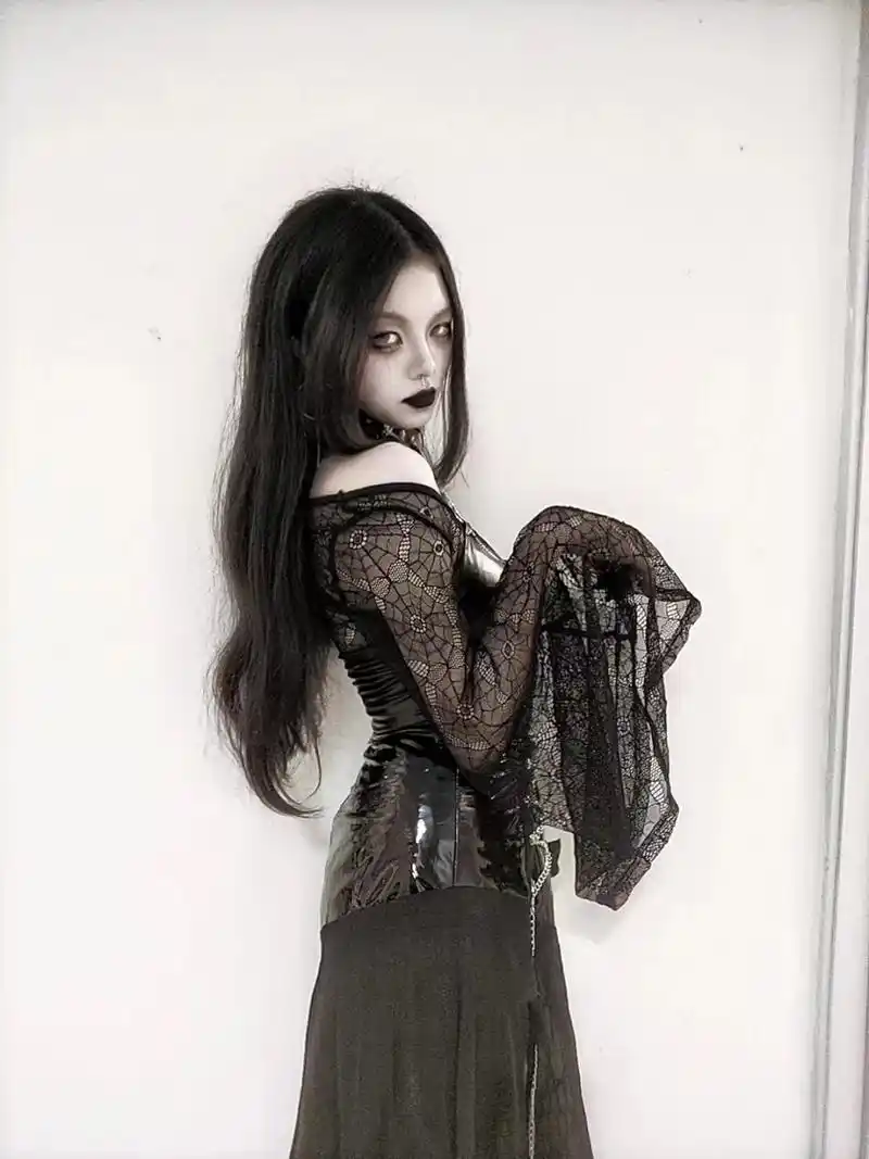 如此漂亮的一个女生为什么要把自己打扮成半人半鬼的模样,晚上出来真