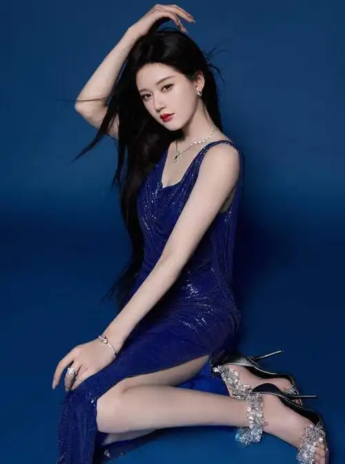 240114 赵露思微博之夜惊艳亮相 冬夜蓝梦闪耀星光