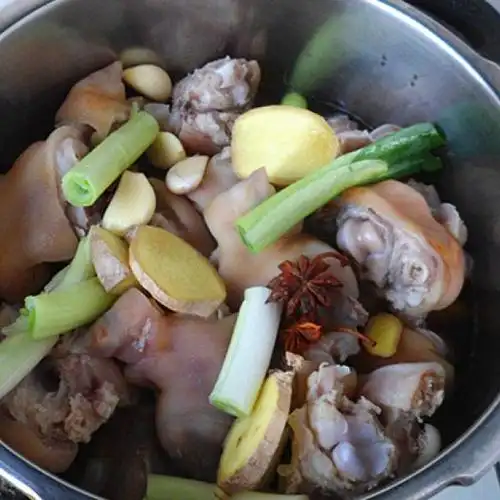 我就是冷冻了一碗老汤,每次炖肘子炖猪蹄都用这碗老汤,然后接着留一碗