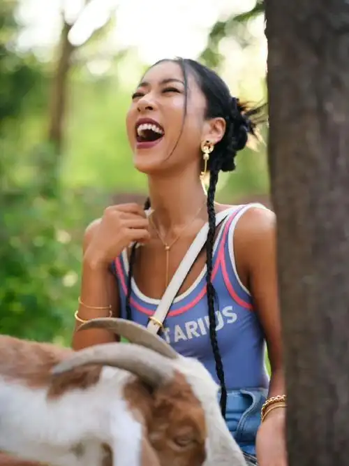 吉克隽逸在树林里穿泳衣##吉克隽逸泳衣#@吉克隽逸晒泳装照配文:"是