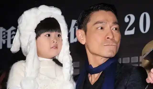 刘德华妻女亮相游乐园朱丽倩跪地占位置看烟花10岁女儿太像爸