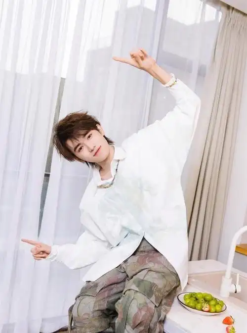 宋亚轩心情揭秘春天的期待与独特穿着背后的故事