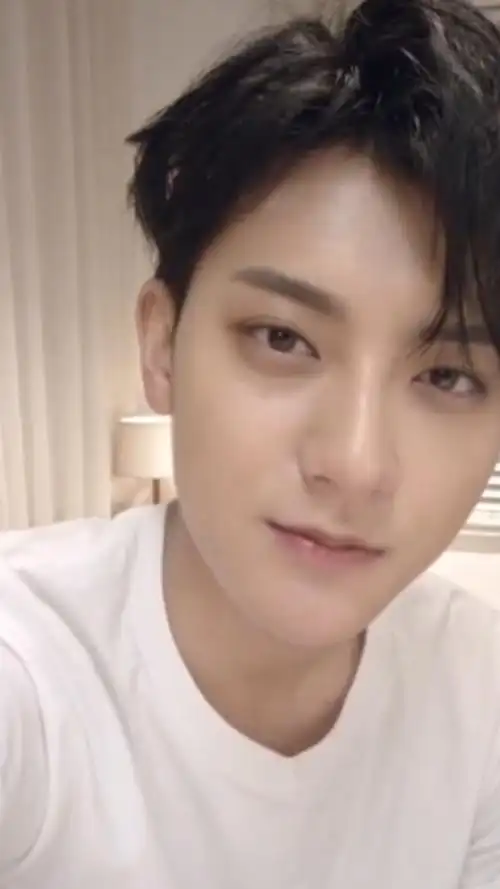 黄子韬晒清晨素颜自拍 酷范儿十足 摆各种酷炫pose搞笑称自己才20岁