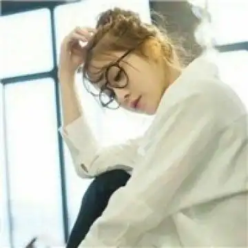 戴眼镜也很有气质,女生头像图片-回车桌面