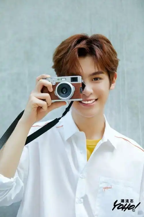 黄明昊宋祖儿夏日写真青春活力绽放明媚笑容元气满满