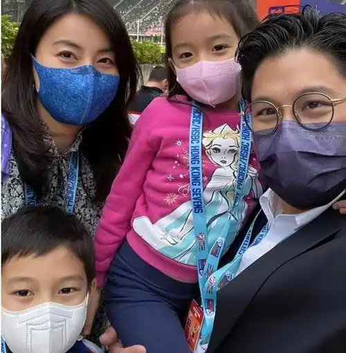 霍启刚携儿子看球赛坐vip座父子俩穿着朴素霍中曦长得像爷爷