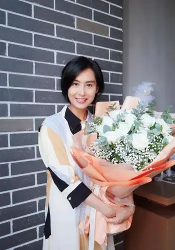 49岁朱茵真是神仙姐姐朴素短发端庄秀气衬衫裙藏不住好气质