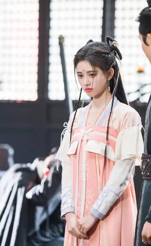 《花戎》开机仪式现场图,白色汉服红色点缀,好仙_感觉_造型_古装