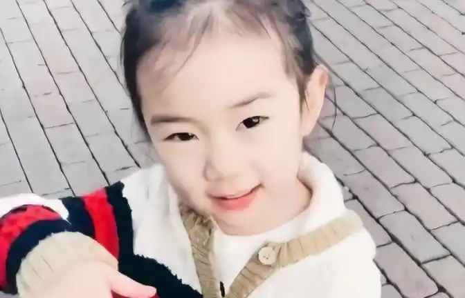 四岁lucky近照曝光,长相十分像妈妈戚薇,越来越漂亮了