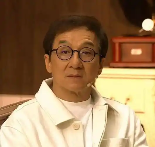 成龙全球直播首秀,讲述16岁被骂哭,在国外被瞧不起_大哥_洪金宝_头发