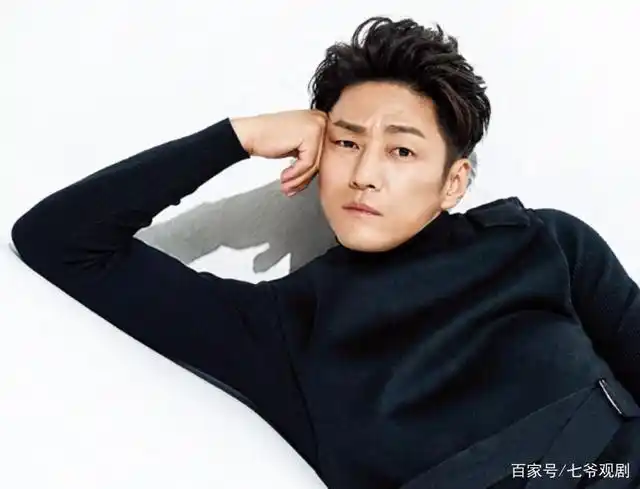 他是《大长今》的男主角闵政浩,50岁池珍熙其实是只快乐的小鸟