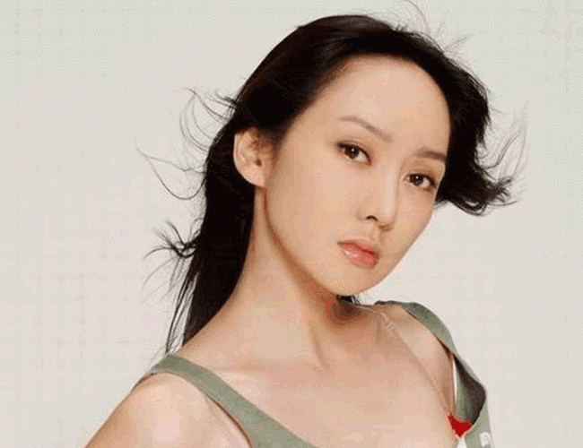 还记得"万物生"的萨顶顶吗?罕见一张素颜照,清纯美到不敢认