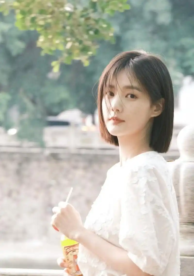 相比长发,李一桐似乎更适合短发! 她看起来年轻了几岁,我相信她是一名