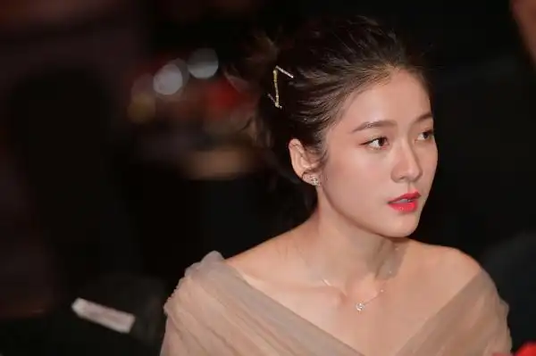 张雪迎穿薄纱长裙化身"小仙女" 笑容甜美露出虎牙十分可爱