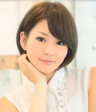 而半圆形的厚重斜刘海发型设计与碎发形式的波波头相搭,最添女生的