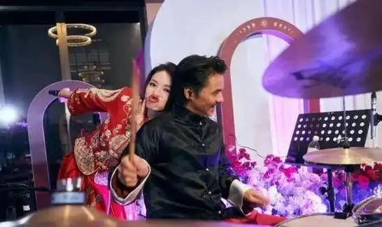 罕见!48岁舒淇办结婚纪念日,鲜花簇拥超浪漫,现场照片全曝光