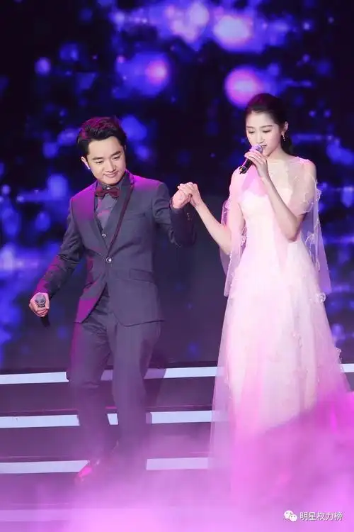 易烊千玺生日会脏辫造型吸睛刘昊然登首本单人男刊封面关晓彤粉红纱裙