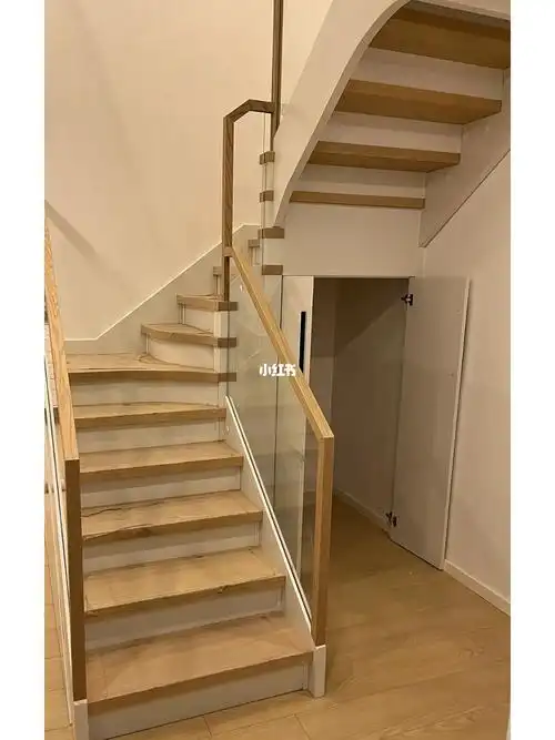 原木色 白色实木楼梯 超白玻璃扶手