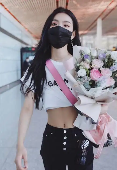 曾可妮穿白t恤牛仔裤现身机场简约个性这腹肌更是绝了