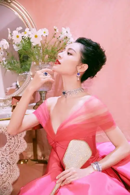 钟楚曦法式宫廷裙性感写真图片