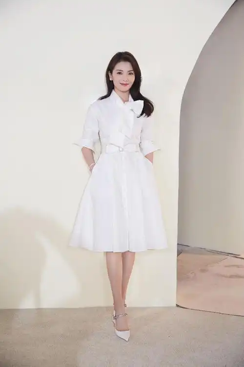 刘涛又扮嫩成功穿紫色泡泡袖连衣裙出境何止年轻20岁