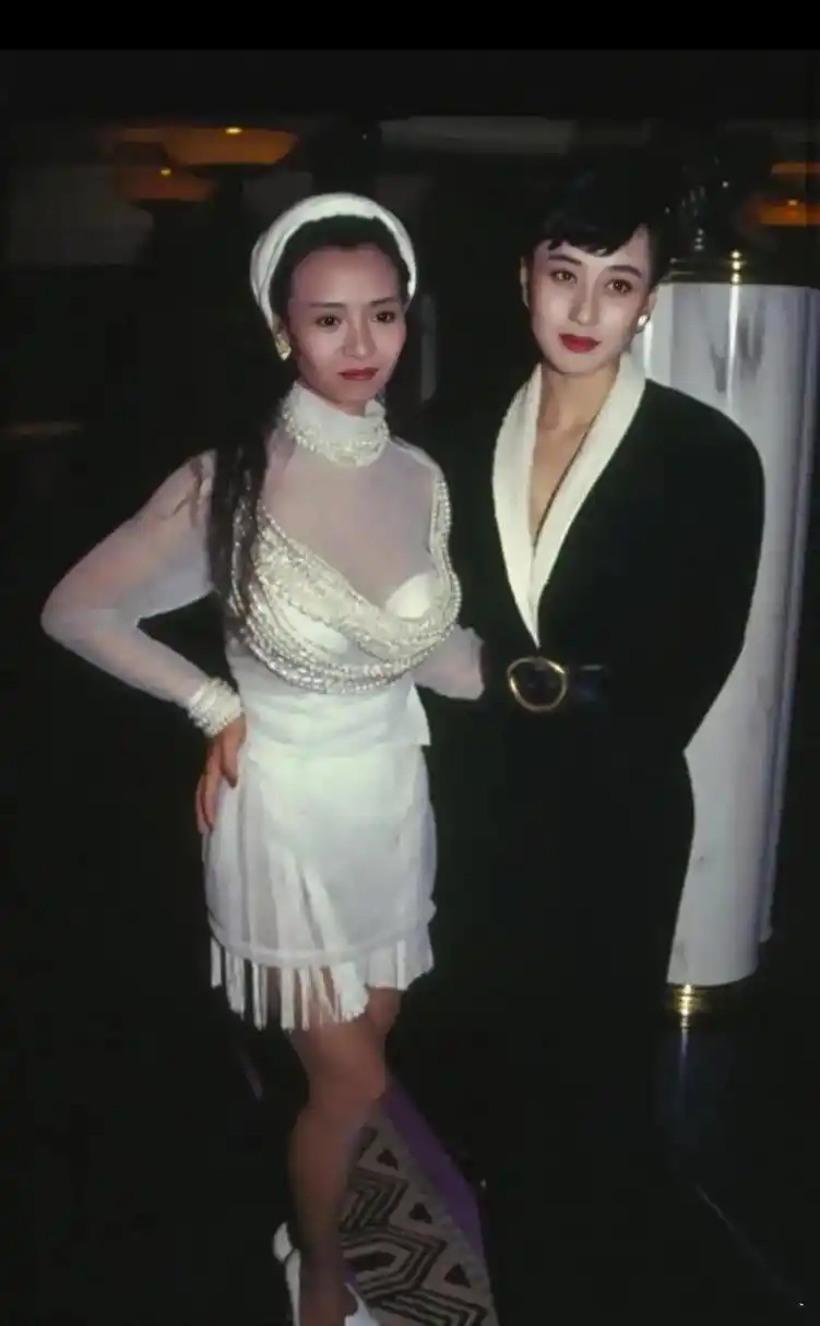 相比之下,叶子楣在利智的旁边显得非常平凡.