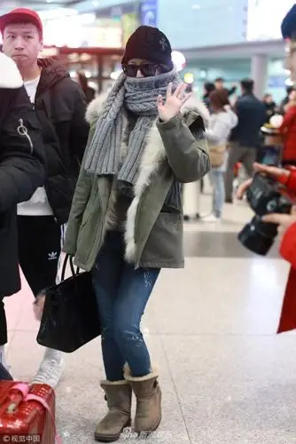 林心如机场大方挥手戒指吸睛 穿得保暖又可爱